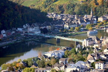 Aussicht auf die Mosel und Traben-Trarbach vom Ort Starkenburg im Landkreis Bernkastel-Wittlich in Rheinland-Pfalz im Herbst. Aussicht vom Wanderweg Moselsteig Seitensprung Leiermannspfad. © Philipp