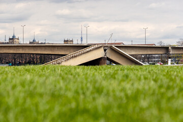 Einsturz Reste der Carolabr&uuml;cke &uuml;ber die Elbe in Dresden