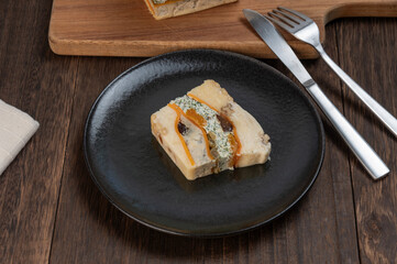 ドライフルーツとナッツを贅沢に練り込んだ濃厚チーズテリーヌ