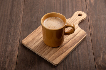 冬の午後のティータイムに楽しむ温かいカフェラテと木のぬくもり