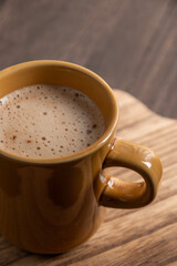 冬の午後のティータイムに楽しむ温かいカフェラテと木のぬくもり