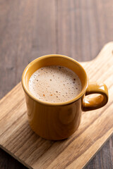 冬の午後のティータイムに楽しむ温かいカフェラテと木のぬくもり