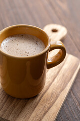 冬の午後のティータイムに楽しむ温かいカフェラテと木のぬくもり