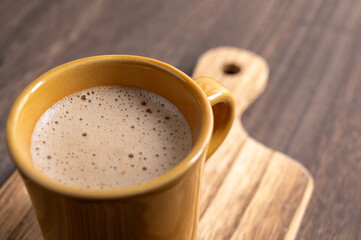 冬の午後のティータイムに楽しむ温かいカフェラテと木のぬくもり