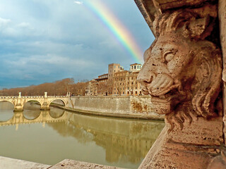 Arcobaleno sul fiume Tevere a Roma con Ponte Sant'Angelo e scultura di leone in travertino 221
