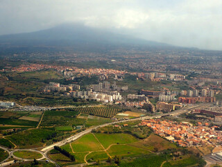 Veduta aerea della periferia di Catania con campi coltivati, aree residenziali e Vulcano Etna sullo sfondo 964