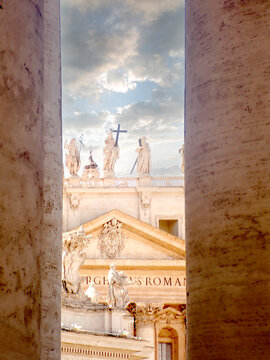 Sculture della Basilica di San Pietro incorniciate dal colonnato del Bernini 1004