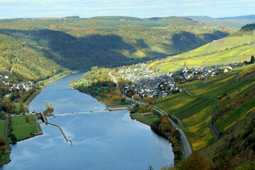 Die Moselschleuse Enkirch und der Ort Enkirch im Landkreis Bernkastel-Wittlich in Rheinland-Pfalz im Herbst. Aussicht vom Wanderweg Moselsteig Seitensprung Leiermannspfad.  © Philipp