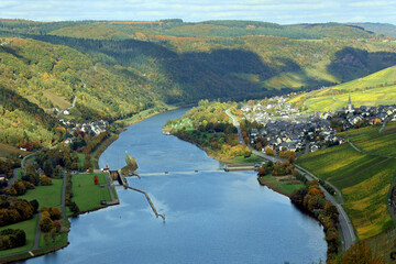 Die Moselschleuse Enkirch und der Ort Enkirch im Landkreis Bernkastel-Wittlich in Rheinland-Pfalz im Herbst. Aussicht vom Wanderweg Moselsteig Seitensprung Leiermannspfad.  © Philipp