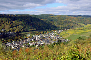 Weinberge an der Mosel und der Ort Enkirch im Landkreis Bernkastel-Wittlich in Rheinland-Pfalz im Herbst. Aussicht vom Wanderweg Moselsteig Seitensprung Leiermannspfad.  © Philipp