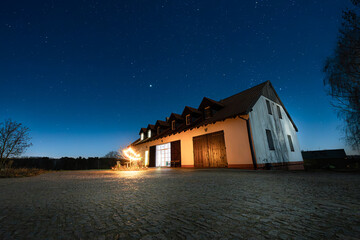 Wiejski dom na tle rozgwieżdżonego nieba © Magdalena