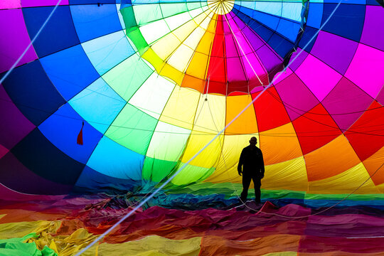 Mongolfiere colorate si alzano in volo all'alba