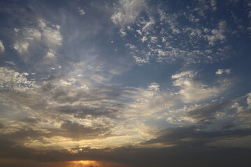 Obraz premium Dramatic sunset sky with colorful clouds at dusk. Nature background and texture - sky replacement