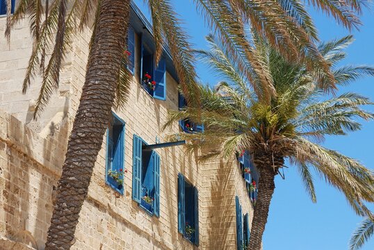 Edificio con ventanas azules en la ciudad vieja de Jaffa en Tel Aviv-Yafo, Israel