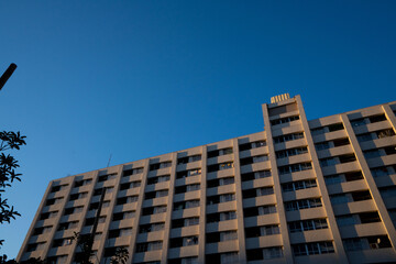 昭和に建てられた鉄筋の高層住宅、高度経済成長に建てられたアパートメント