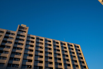 昭和に建てられた鉄筋の高層住宅、高度経済成長に建てられたアパートメント