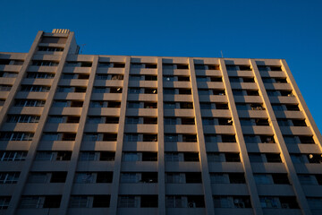 昭和に建てられた鉄筋の高層住宅、高度経済成長に建てられたアパートメント
