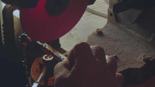 Sharpening the saw chain, sharpening the chain on the machine