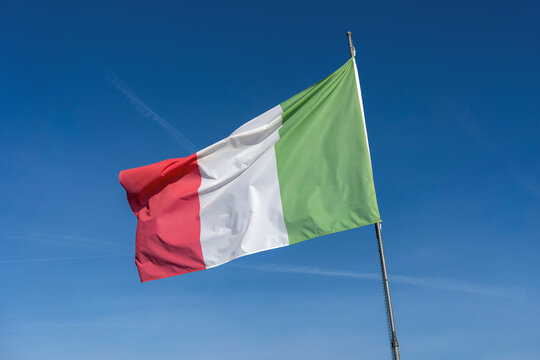 Bandiera italiana al vento