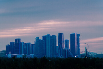 Fototapeta premium Lumière pastel de fin de journée au dessus de la skyline de Miami, vue depuis Miami Beach, Floride