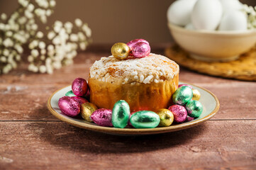  Easter spring holiday background. Cake with chocolate easter eggs, gypsophila flowers