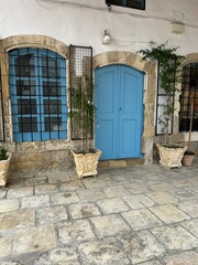 ozdobne drzwi i okna w kolorze niebieskim © Piotr