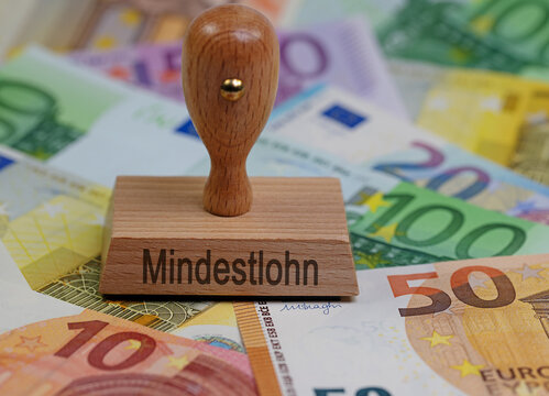 Holzstempel mit der Aufschrift "Mindestlohn"