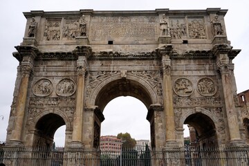 Obraz premium Frontal view of the Arch of Constantine, a landmark ancient Roman triumphal arch near the Colosseum and Palatine Hill in Rome, Italy