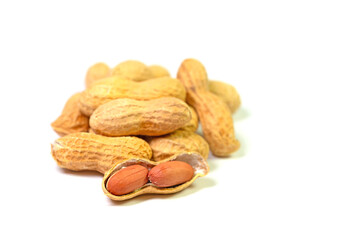 Erdn&uuml;sse vor wei&szlig;em Hintergrund