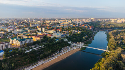 Obraz premium Aerial view of a pedestrian bridge over the Ural River in Orenburg