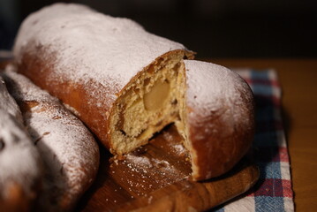 カットされたシュトーレンの断面図