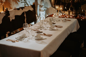 Table &eacute;l&eacute;gante et d&eacute;cor&eacute;e pour le r&eacute;veillon du Nouvel An 