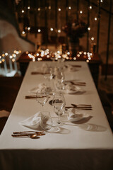 Table &eacute;l&eacute;gante et d&eacute;cor&eacute;e pour le r&eacute;veillon du Nouvel An 