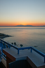 Obraz premium Characteristic features of a Greek island include dry terrain, strong sunlight, blue sea, rocky coastline, and Mediterranean vegetation.