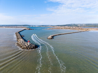 Panorama de la jet&eacute;e de l'&eacute;tang  du Grazel &agrave; Gruissan dans l'Aude en r&eacute;gion Occitanie.