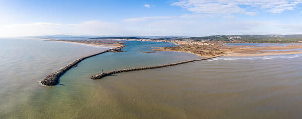 Panorama de la jet&eacute;e de l'&eacute;tang  du Grazel &agrave; Gruissan dans l'Aude en r&eacute;gion Occitanie.
