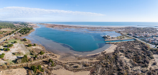 Panorama de l'&eacute;tang de Mateille &agrave; Gruissan dans le d&eacute;partement de l'Aude en r&eacute;gion Occitanie.