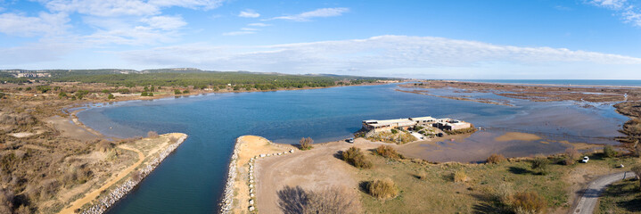 Panorama de l'&eacute;tang de Mateille &agrave; Gruissan dans le d&eacute;partement de l'Aude en r&eacute;gion Occitanie.
