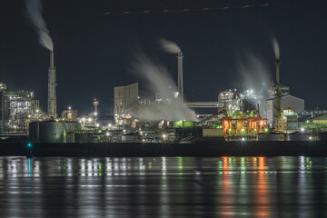 日本の三重県四日市市のとても美しい工場夜景