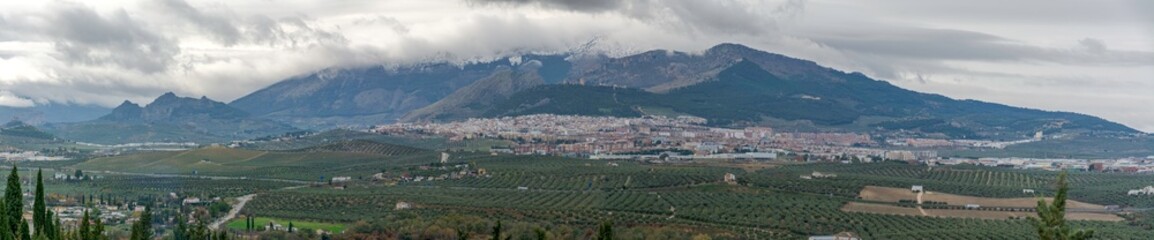 Panor&aacute;mica de la ciudad de Ja&eacute;n y de la sierra, con el monte de Javalcuz nevado, Ja&eacute;n, Andaluc&iacute;a, Espa&ntilde;a