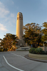 Fototapeta premium San Francisco, USA - September 10, 2025: Coit Tower on Telegraph Hill rises in the soft early morning light, overlooking a quiet San Francisco as the city slowly awakens beneath a pale sky.