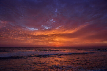 Obraz premium The Perfect Lima Sunset Nothing compares to the raw beauty of the Costa Verde at dusk. Watching the sun dip below the horizon from the edge of Miraflores