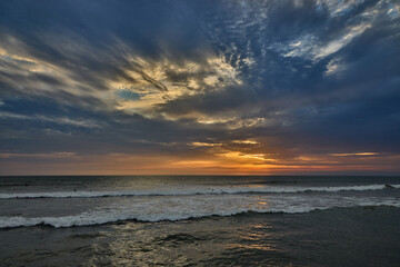 Fototapeta premium The Perfect Lima Sunset Nothing compares to the raw beauty of the Costa Verde at dusk. Watching the sun dip below the horizon from the edge of Miraflores