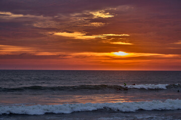 The Perfect Lima Sunset Nothing compares to the raw beauty of the Costa Verde at dusk. Watching the sun dip below the horizon from the edge of Miraflores