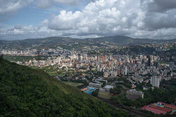 Fototapeta premium Paisaje de la zona este de la Ciudad de Caracas desde lo alto del Cerro del Avila.