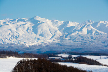 冬の青空と火山の山頂　十勝岳