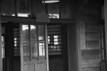 古い木造の駅舎の改札口　モノクロ
