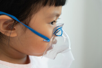Spray medicine on children, respiratory infectious diseases in children, dangers of respiratory...