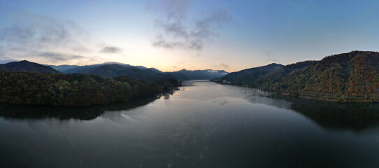 아름다운 가을 아침 강변 풍경 