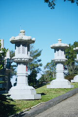 Obraz premium Traditional stone lanterns at a temple under a clear blue sky in Taiwan